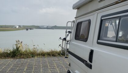 camper bij een haven